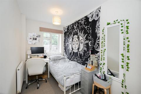 42 The Roses, Woodford Green, IG8 9BN