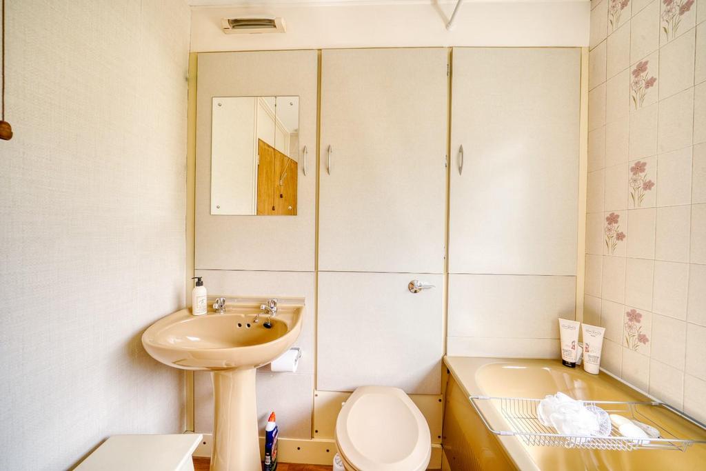 17 Barnards Close - Mark Templer - Real estate pho