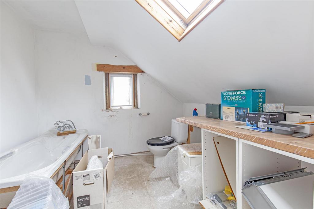 Bathroom 1-1.jpg