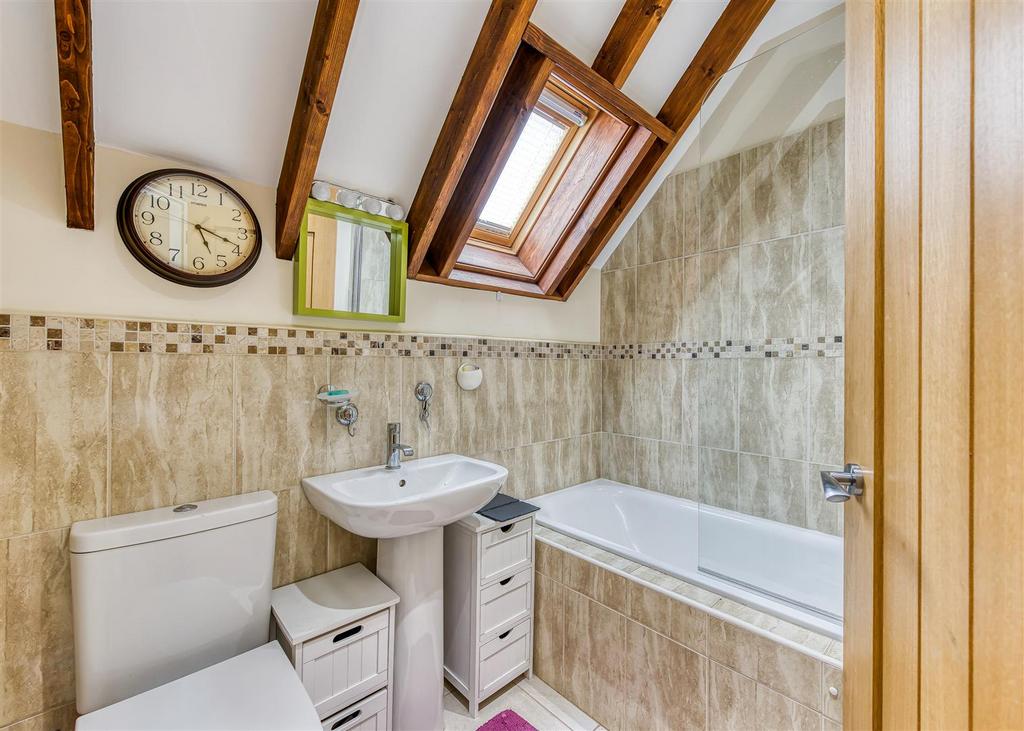 11 Cranmoor-bed1 ensuite.jpg