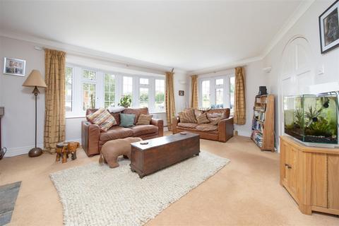 8 Windsor Drive, Trowbridge, BA14 0JZ