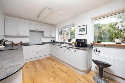 8 Windsor Drive, Trowbridge, BA14 0JZ
