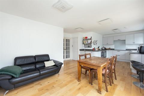 8 Windsor Drive, Trowbridge, BA14 0JZ
