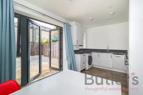 3 bedroom townhouse to rent, Vale Road, Sutton