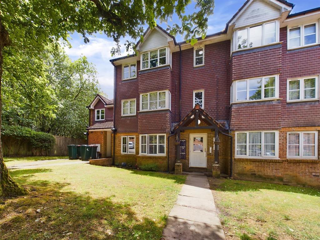 Bolton Road, Maidenbower, Crawley 2 bed apartment for sale £225,000