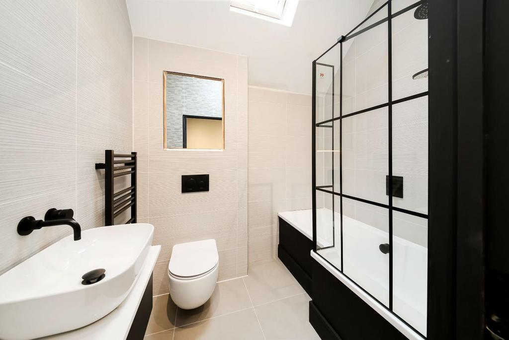 STYLISH PRINCIPAL BATHROOM.jpg