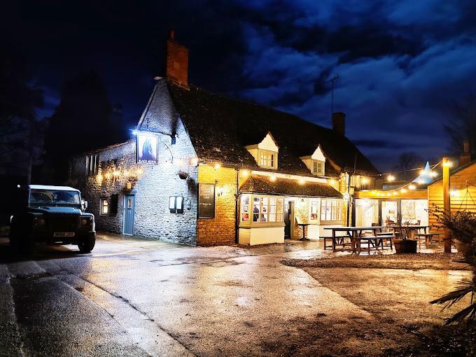 THE BLACK HORSE GASTRO PUB, STANDLAKE Night view.j
