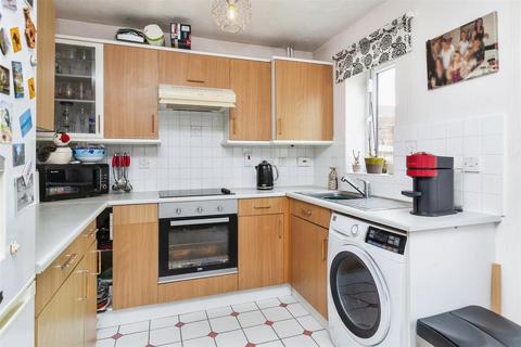 3 bedroom end of terrace house for sale, Richards Way, Slough