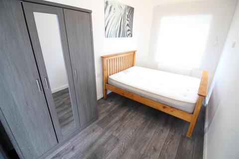 2 bedroom flat to rent, Westbrook Road, Hounslow