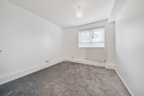 2 bedroom flat to rent, Urmston Drive London SW19