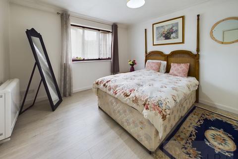 1 bedroom apartment to rent, Ravendene Court Brighton Road, Crawley RH10