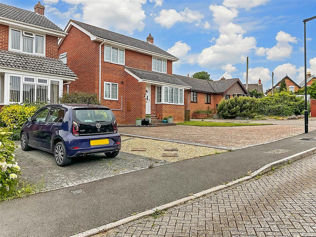 Simmonds Close, Freshwater, Isle of... 3 bed detached house for sale