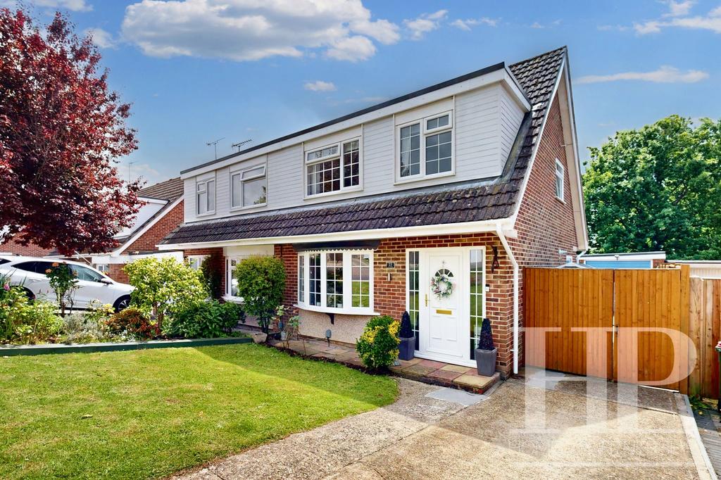 Woburn Road, Crawley RH11 3 bed semidetached house for sale £400,000