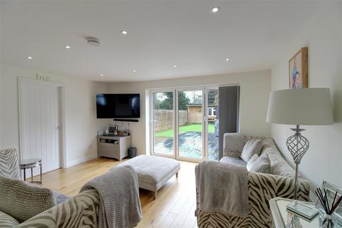 3 bedroom end of terrace house for sale, Savay Close, Denham