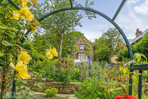39 Ashbrow Road, Huddersfield, HD2 1DF