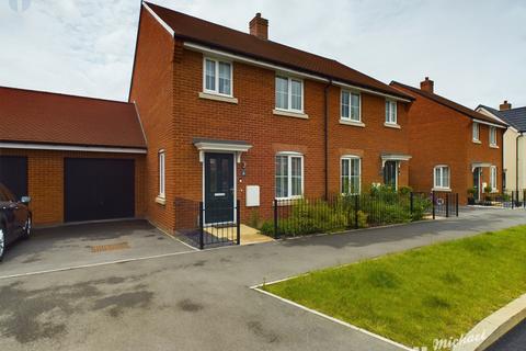 3 bedroom semi-detached house for sale, Invicta Road, AYLESBURY, HP18 0RR