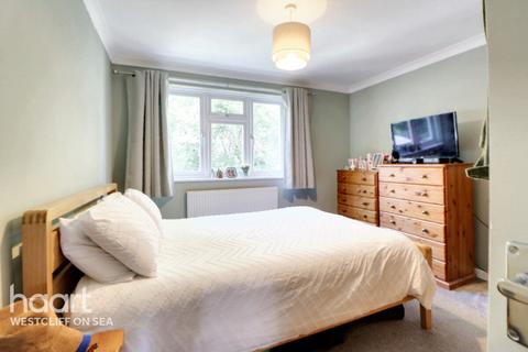 Flat 2, 11 - 17 Cavendish Gardens, Westcliff-on-sea, SS0 9XR