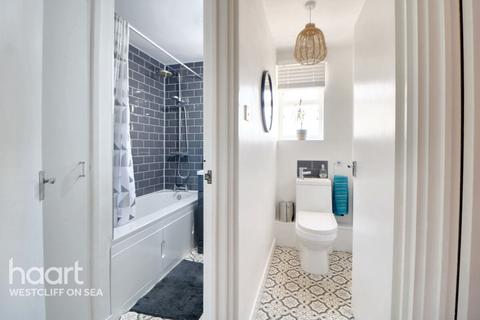 Flat 2, 11 - 17 Cavendish Gardens, Westcliff-on-sea, SS0 9XR