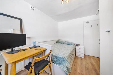 Studio to rent, London W2