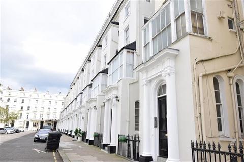 Studio to rent, London W2