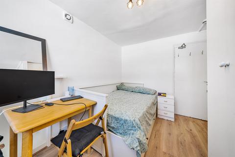 Studio to rent, London W2