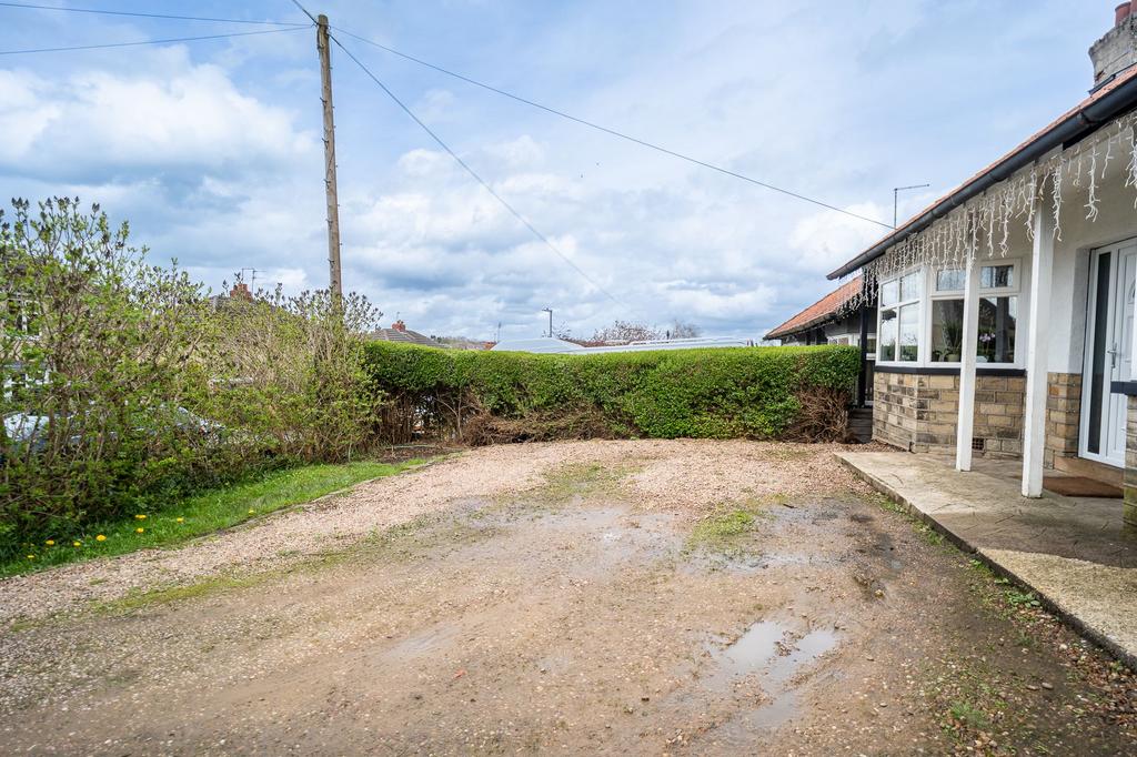 Wiggan Lane, Huddersfield, HD2 4 bed semidetached bungalow for sale