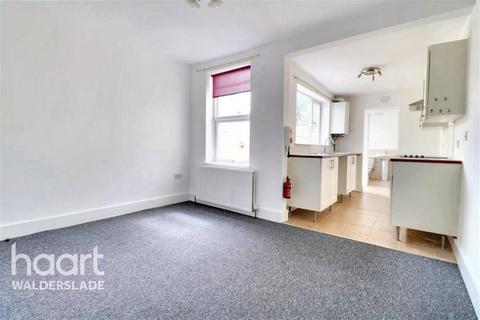 3 bedroom terraced house to rent, Grove Road, Chatham, ME4