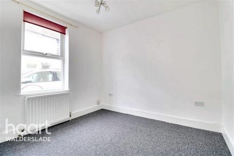 3 bedroom terraced house to rent, Grove Road, Chatham, ME4