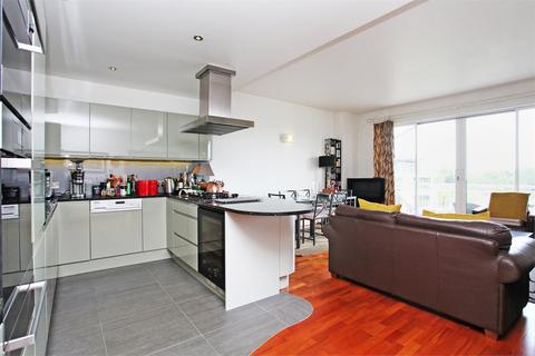 2 bedroom apartment to rent, Regatta Point, Brentford TW8