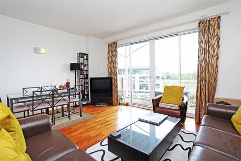 2 bedroom apartment to rent, Regatta Point, Brentford TW8