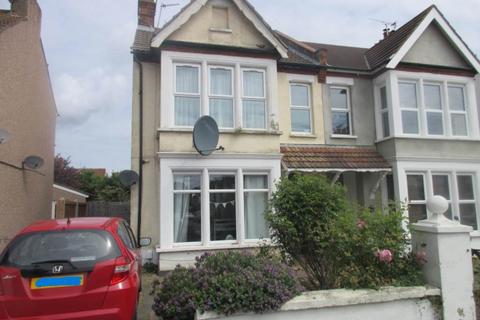 2 bedroom flat to rent, Fff Ambleside Drive, Southend On Sea