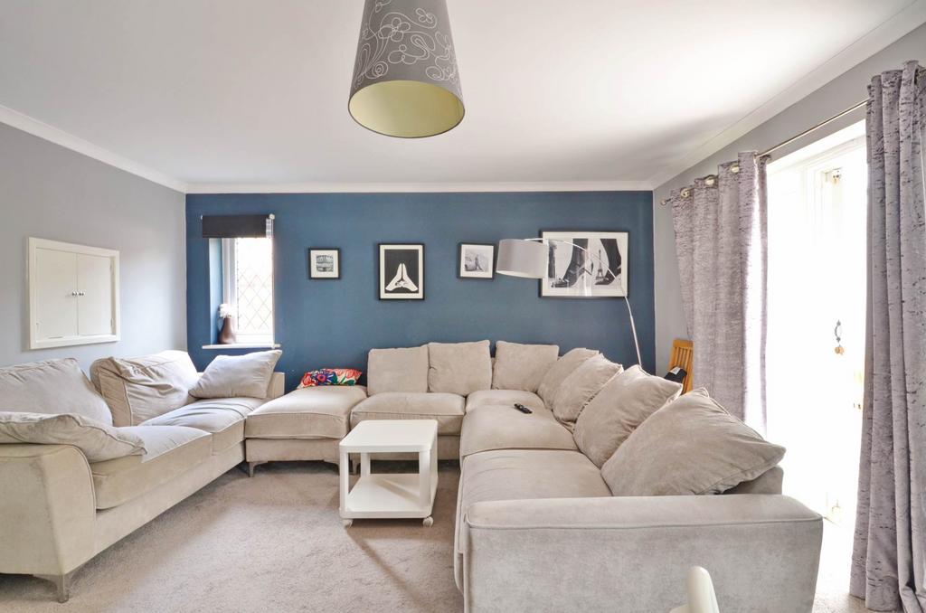 Ellicks Close, Bradley Stoke 3 bed detached house £1,900 pcm (£438 pw)