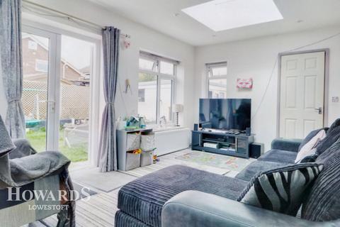 4 bedroom semi-detached bungalow for sale, Fern Avenue, Lowestoft