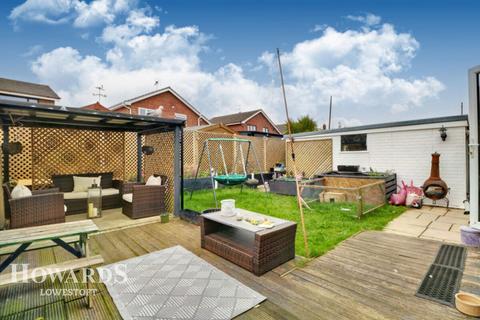 4 bedroom semi-detached bungalow for sale, Fern Avenue, Lowestoft