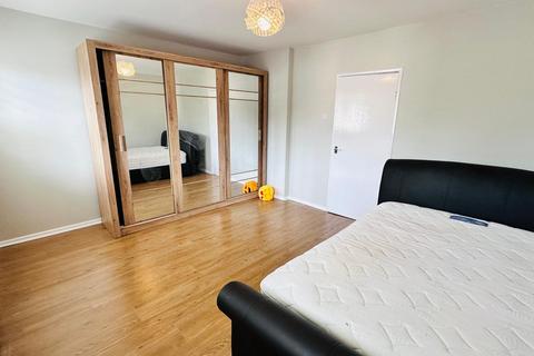 2 bedroom flat to rent, Hempstead Road, Watford WD17