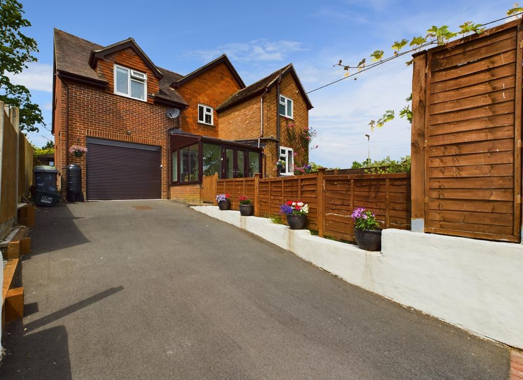 Hendon Road, Bordon, Hampshire, GU35 4 bed detached house for sale £