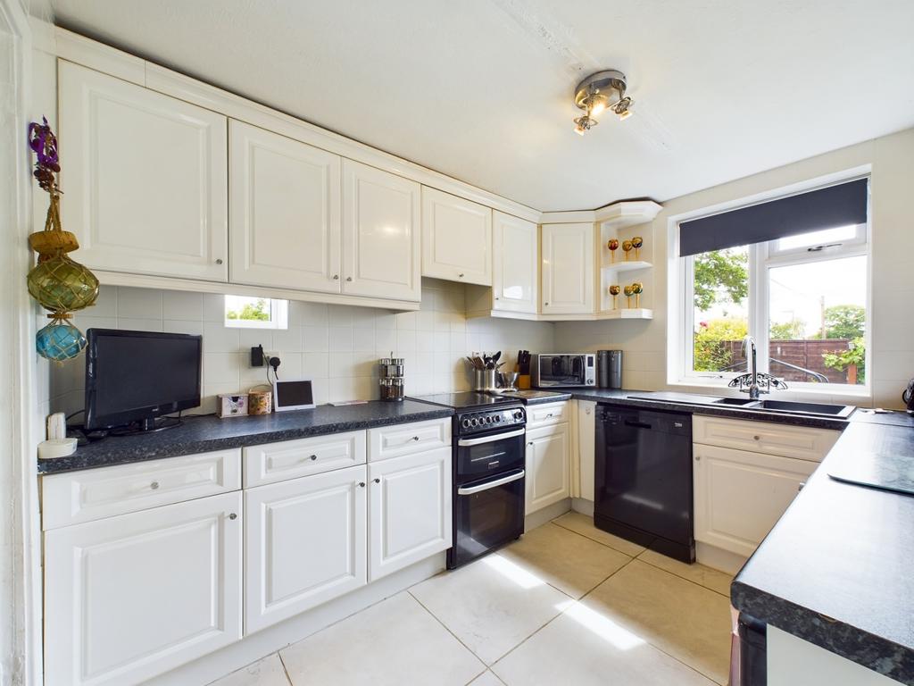 Hendon Road, Bordon, Hampshire, GU35 4 bed detached house for sale £