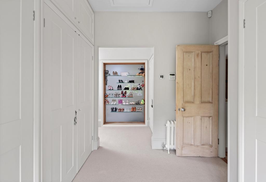 Main Bedroom   Walk in Wardrobes