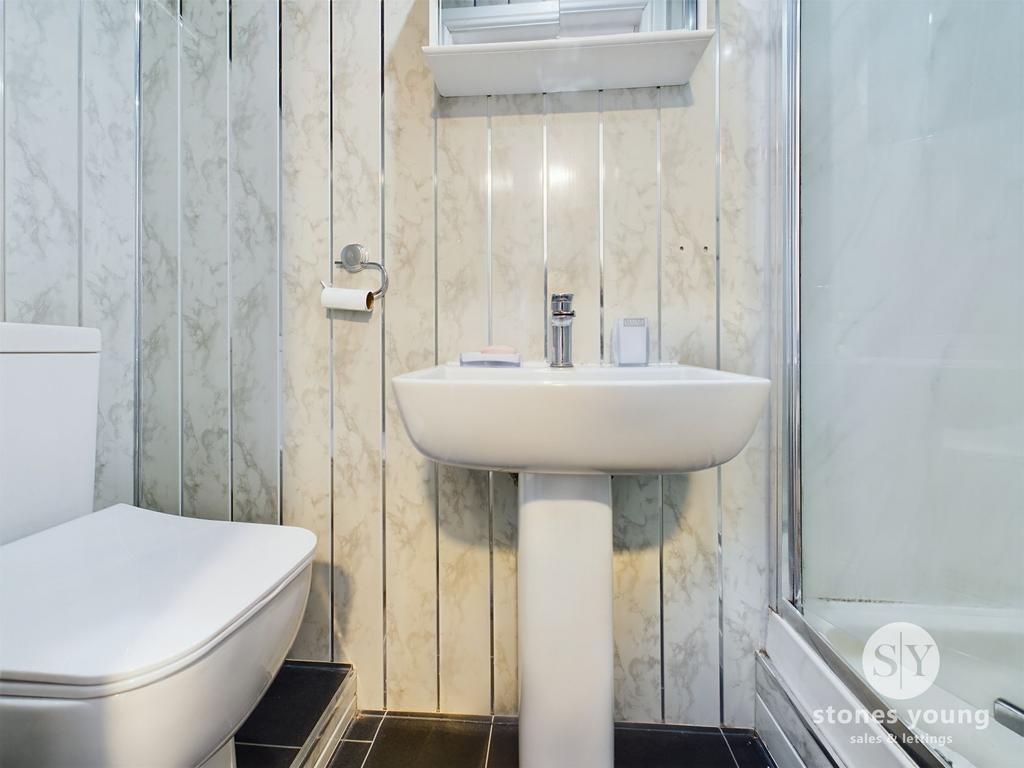 En-suite to bedroom 5