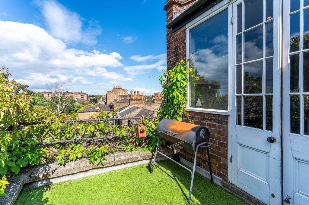 Brixton Water Lane, Brockwell Park... 3 bed flat for sale £590,000