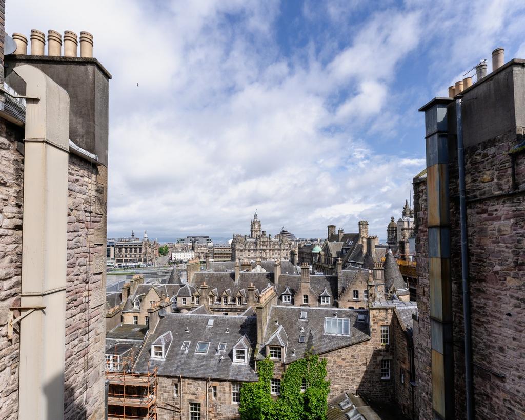 Eh1 High Street, Old Town, Edinburgh, EH1 2 bed flat - £240,000