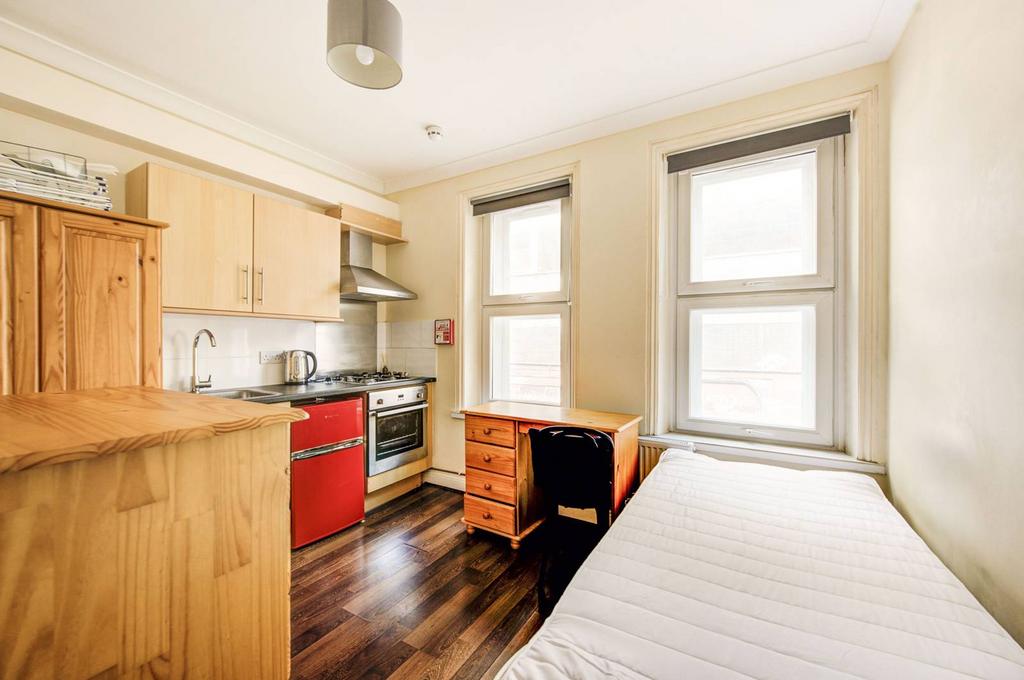 CROMWELL ROAD, South Kensington... Studio to rent £1,517 pcm (£350 pw)