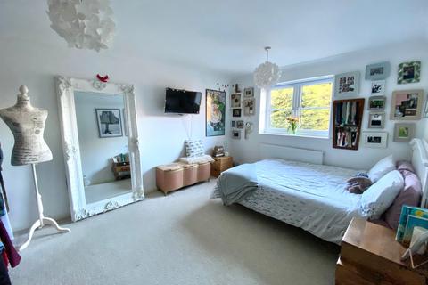 6 Hadland Close, Bovingdon, Hemel Hempstead, HP3 0UD