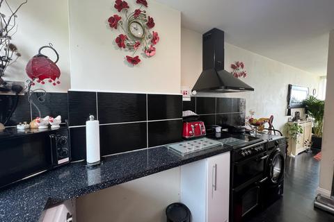 2 bedroom flat for sale, Undercliffe, Wolsey Gardens, IP11