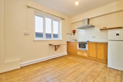 Studio to rent, Station Road, Harrow