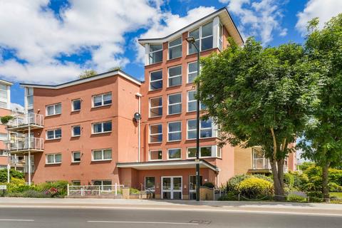 2 bedroom apartment to rent, Manor Road, Teddington TW11