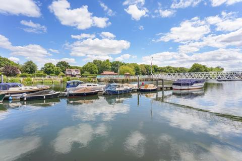 2 bedroom apartment to rent, Manor Road, Teddington TW11