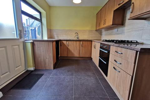 3 bedroom terraced house to rent, Gibson Terrace, Ryton, Newcastle upon Tyne, NE40