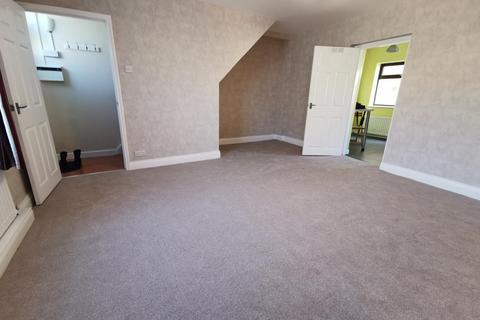 3 bedroom terraced house to rent, Gibson Terrace, Ryton, Newcastle upon Tyne, NE40