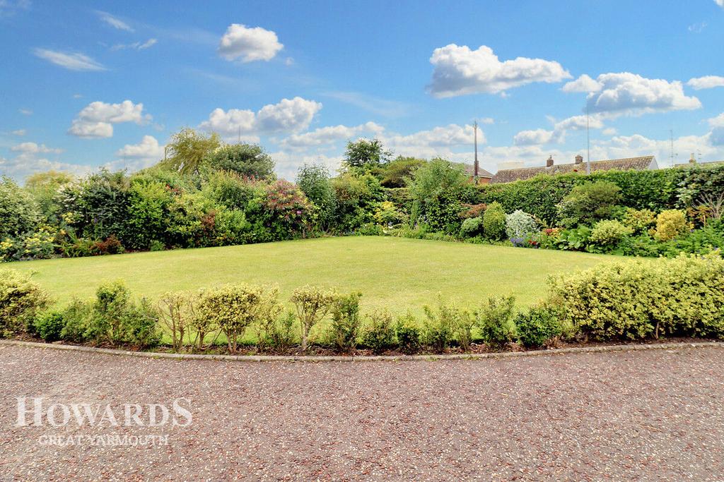 Ormesby Road, CaisteronSea 4 bed detached bungalow for sale £425,000